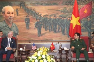 Defence Minister General Ngo Xuan Lich (right) hosts US National Security Advisor Robert O'Brien. (Photo: qdnd.vn)