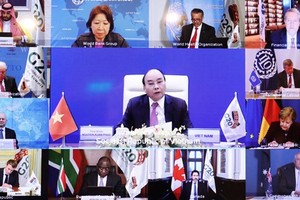 Prime Minister Nguyen Xuan Phuc (centre) speaks at the second online discussion within the framework of the G20 Summit on November 22 (Photo: VNA)