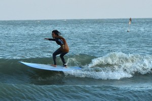 A tourist goes surfing on the sea off Hua Hin Beach in Thailand's Prachuap Khiri Khan province on December 5 (Photo: Xinhua/VNA)