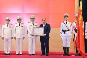 Prime Minister Nguyen Xuan Phuc (fourth, left) presents the first-class Feat Order to the Ministry of Public Security at the conference in Hanoi on December 30 (Photo: VNA)
