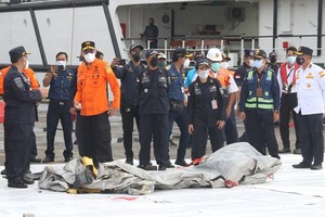 Search and rescue staff gather on Jakarta's port on January 9 following the crash. (Photo: AFP/VNA)