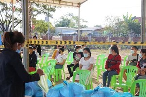 Cambodian migrant workers under quarantine in Banteay Meanchey province last month.(Photo: Phnom Penh Post)