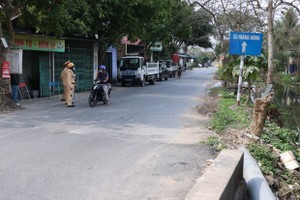 The road leading to Hoang Dong commune, Thuy Nguyen district, where the patient live is monitored (Photo: VNA)