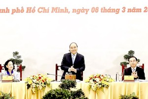 Prime Minister Nguyen Xuan Phuc (C) speaks at the event (Photo: VNA)