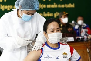 Giving COVID-19 shot to a people in Phnom Penh (Photo: Xinhua/VNA)