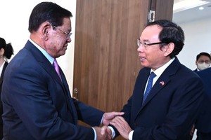 Cambodian Deputy Prime Minister, Samdech Sar Kheng (L) receives Secretary of the HCMC Party Committee Nguyen Van Nen.