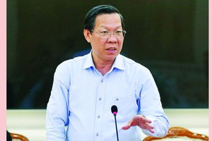 Chairman of the HCMC People’s Committee Phan Van Mai speaks at the meeting. (Photo: SGGP)