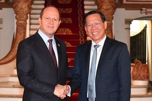 Chairman of the HCMC People’s Committee Phan Van Mail (R) receives Israeli Minister of Economy and Industry, Nir Barkat on August 14. (Photo: SGGP)