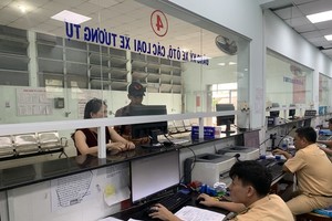 People click to choose a random number plate at the Unit of Registration and Management of Road Motor Vehicles (under PC08). 