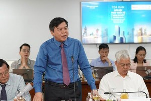 Editor-in-chief of the Sai Gon Giai Phong Newspaper Tang Huu Phong speaks at the conference. (Photo: SGGP)
