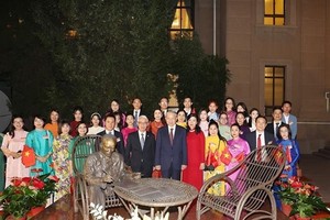 Top leader visits Vietnamese Embassy, meets with OVs in Beijing 