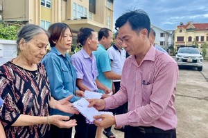 SGGP Newspaper is distributing financial aids to households severely affected by Typhoon No.3 in Hong Hai Ward of Ha Long City