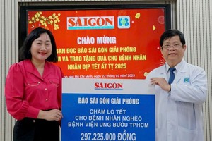 SGGP Newspaper delivers US$11,950 to support poor patients at Oncology Hospital