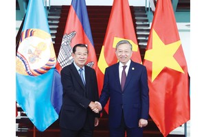 General Secretary of the Communist Party of Vietnam (CPV) Central Committee To Lam (R), and President of the Cambodian People's Party (CPP) and President of the Cambodian Senate Hun Sen at the meeting in Ho Chi Minh City. (Photo: VNA)
