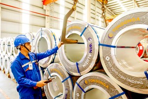 Prime Minister Pham Minh Chinh signs an official telegram, No. 47/CĐ-TTg, on key tasks and solutions to promote economic growth in 2025.