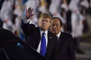 Tổng thống Donald Trump bước ra cửa chuyên cơ Air Force One