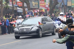 Đoàn xe ông Kim Jong-un tới Hà Nội