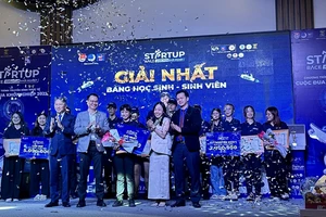 Ông Nguyễn Hải Ninh (bìa trái) - Bí thư Tỉnh ủy Khánh Hòa và anh Trần Anh Tuấn - Bí thư Tỉnh đoàn Khánh Hòa trao giải Nhất cho thí sinh Nguyễn Xuân Phương Ngân ở Bảng Học sinh - sinh viên với dự án "Marinet - Sàn thương mại điện tử ngành thủy sản Việt Nam"