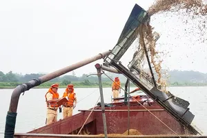Bắt một sà lan khai thác cát trái phép trên sông Ngàn Sâu