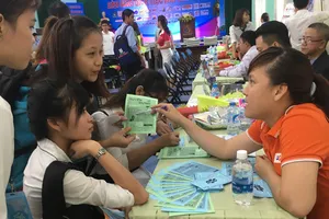 Sinh viên năm cuối Trường ĐH Lao động Xã hội cơ sở 2 TPHCM tìm hiểu thông tin tuyển dụng tại sàn giao dịch việc làm tổ chức tại trường
