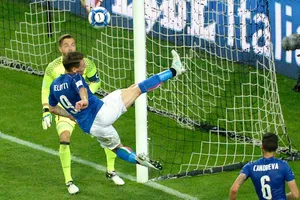 Andrea Belotti (9, Italia) bỏ lỡ cơ hội ghi bàn trước khung thành Liechtenstein.