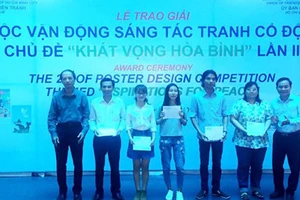 Trao giải 10 tác phẩm tranh cổ động Khát vọng hòa bình