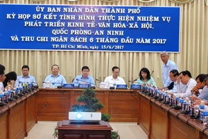 Buổi họp về tình hình kinh tế - văn hóa - xã hội 6 tháng đầu năm 2017. Ảnh: KIỀU PHONG