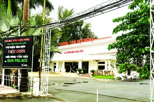 Dù đã có kết luận buộc phải ngưng hợp đồng, nhưng tiệc cưới vẫn còn được tổ chức trong khuôn viên Công viên Văn hóa Phú Lâm