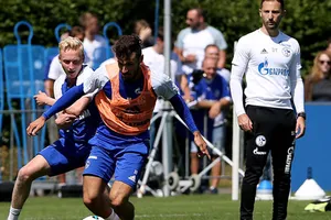 HLV Domenico Tedesco (phải) trong những buổi tập đầu tiên cùng đội bóng mới Schalke