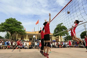 Các nữ tuyển thủ bóng chuyền thi đấu giao hữu trên nền sân gạch tại Hải Dương. Ảnh: Thiên Hoàng