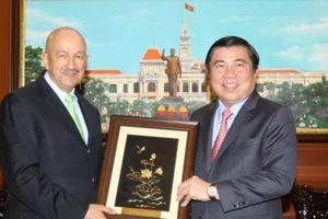 Đồng chí Nguyễn Thành Phong tặng quà ông Carlos Salinas de Gortari. Ảnh: Thanh Vũ