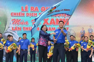 Đồng chí Thân Thị Thư trao cờ xuất quân. Ảnh: Việt Dũng