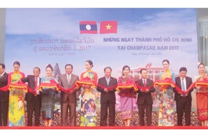 Lãnh đạo TPHCM và lãnh đạo tỉnh Champasak cắt băng khai mạc "Những ngày TPHCM tại Champasak 2017" 