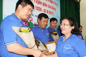 Đồng chí Thân Thị Thư chúc mừng các cán bộ tuyên giáo được nhận Kỷ niệm chương Vì sự nghiệp tuyên giáo của Đảng. Ảnh: HOÀI NAM