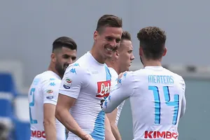 Arkadiusz Milik (giữa, Napoli) mừng bàn thắng cùng Dries Mertens.