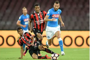 Nice (trái) sẽ gặp khó trước Napoli