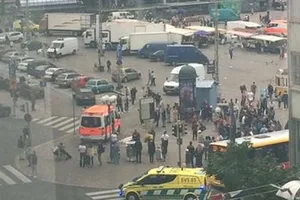Cảnh sát phong tỏa hiện trường vụ đâm người tại Quảng trường Puutori ở TP Turku, Phần Lan, ngày 18-8-2017. Ảnh: LEE HILLS