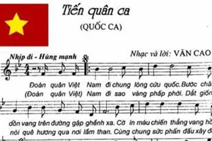 Du khách nước ngoài hát Tiến quân ca