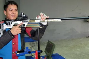 Nguyễn Duy Hoàng đã có kết quả tốt tại bài bắn 50m súng trường nam. Ảnh: T.L