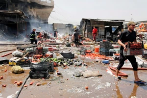 Chợ rau Jamila ở Baghdad, Iraq, tan hoang sau vụ đánh bom xe ngày 28-8-2017. Ảnh: REUTERS