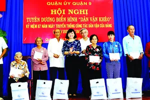 Phó Tổng biên tập Lý Việt Trung trao sổ tiết kiệm cho các hộ gia đình chính sách. Ảnh: TRỌNG NGHI