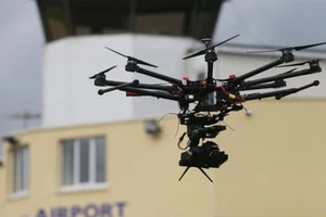 Drone ngày càng phổ biến gây nhiều quan ngại an toàn hàng không. Ảnh minh họa