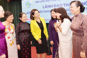Lãnh đạo TPHCM trao đổi với cán bộ, hội viên phụ nữ tiêu biểu