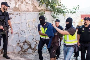 Cảnh sát Tây Ban Nha áp giải một nghi phạm khủng bố bị bắt ở Melilla, ngày 6-9-2017. Ảnh: REUTERS