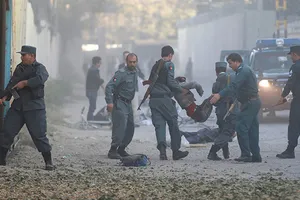 Cấp cứu người bị thương trong vụ đánh bom ở Kabul, Afghanistan, ngày 31-10-2017. Ảnh: REUTERS  ​
