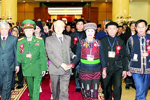 Tổng Bí thư Nguyễn Phú Trọng với các đại biểu người có uy tín, nhân sĩ trí thức, doanh nhân dân tộc thiểu số tiêu biểu toàn quốc