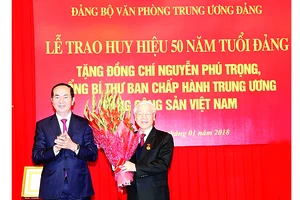 Chủ tịch nước Trần Đại Quang tặng hoa chúc mừng Tổng Bí thư Nguyễn Phú Trọng