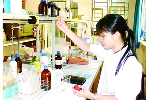 Sinh viên Trường Đại học Khoa học Tự nhiên (Đại học Quốc gia TPHCM) trong giờ thực hành Ảnh: THANH HÙNG