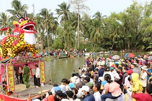 Người dân nghênh đón ghe đăng tại Lễ hội Làm Chay