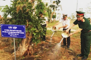 Trồng cây lưu niệm tại Bộ Tư lệnh Vùng 2 Hải quân. ​Ảnh: MINH THẮNG